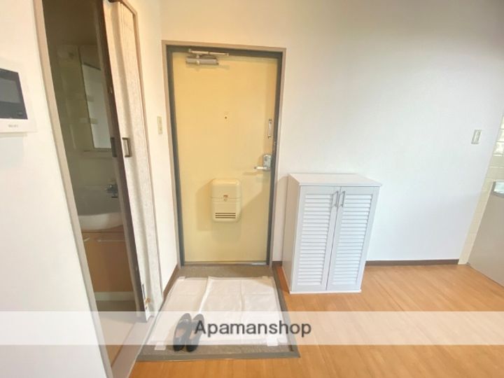 大阪府寝屋川市萱島東2丁目の賃貸マンションの玄関