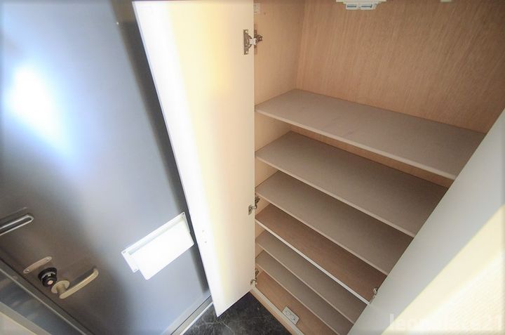 レオパレスCOAXの玄関