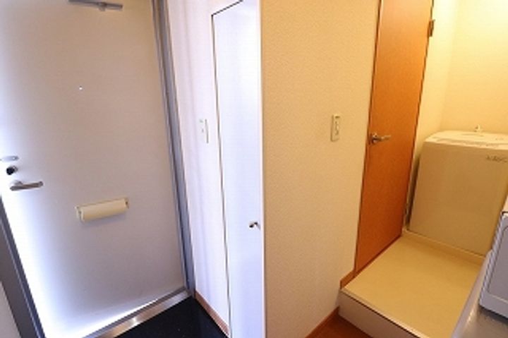 レオパレス新家の玄関