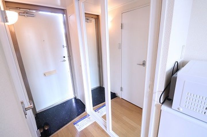 レオパレスヒライの玄関