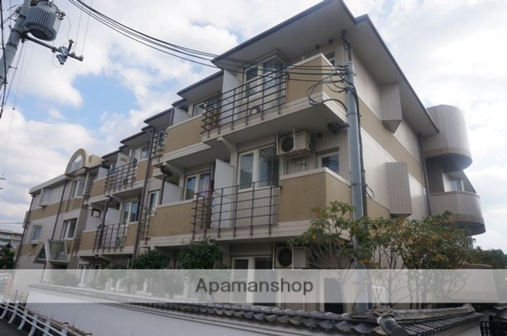 大阪府高槻市西真上1丁目の賃貸マンションの外観