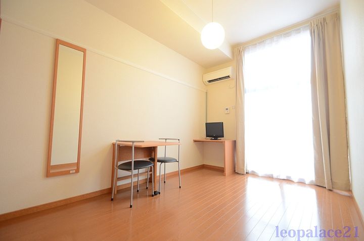 レオパレス南平台IIの居間