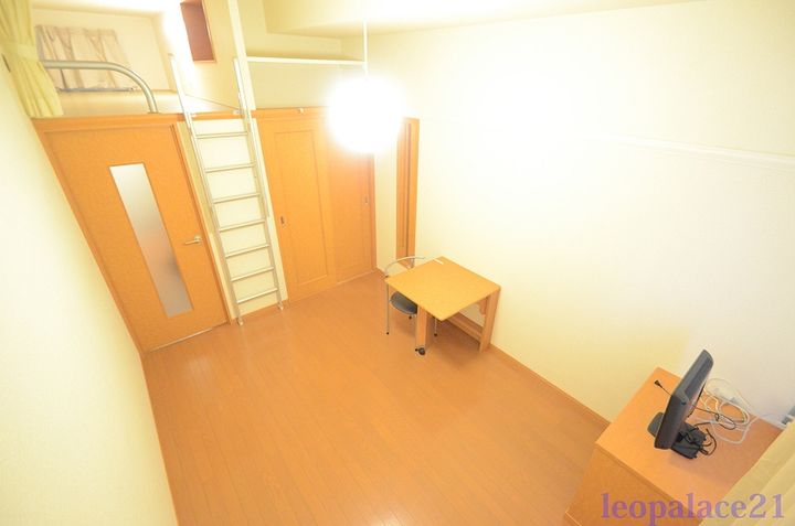 レオパレス南平台IIの居間