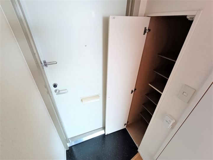 レオパレスFUKONO弐番館の玄関