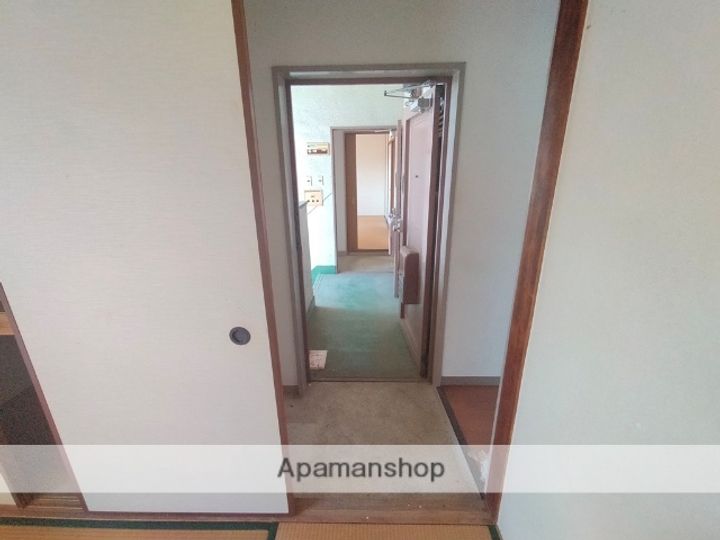 フローラル岩本3F11の玄関