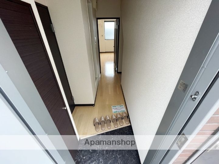 大阪府東大阪市衣摺2丁目の賃貸アパートの玄関