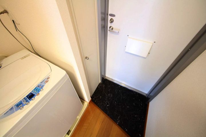 レオパレスレミネンスの玄関