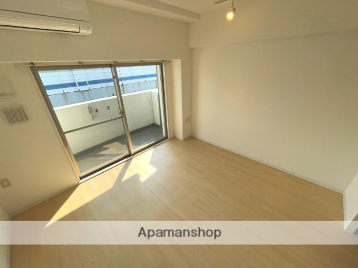 兵庫県西宮市甲子園高潮町の賃貸マンションの居間