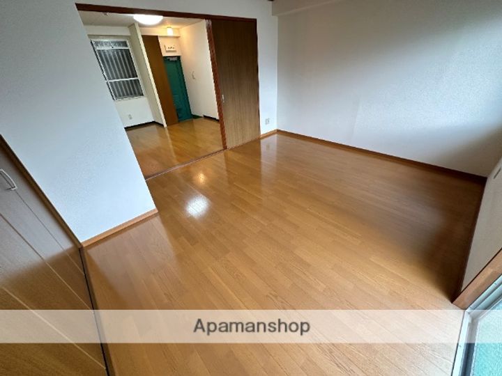 シャトー西村の居間