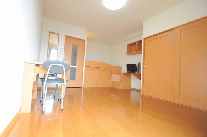レオパレスセレンコート高井田の居間
