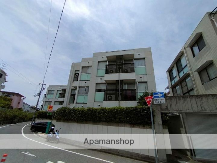ホワイエ甲子園の外観