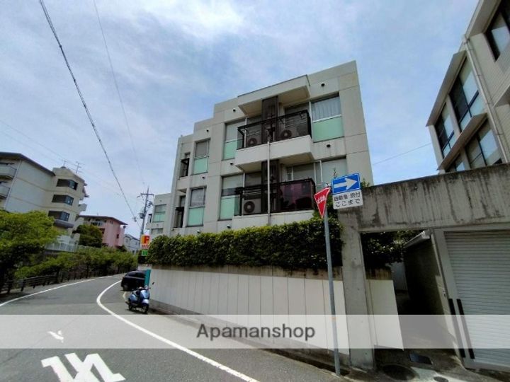 ホワイエ甲子園の外観