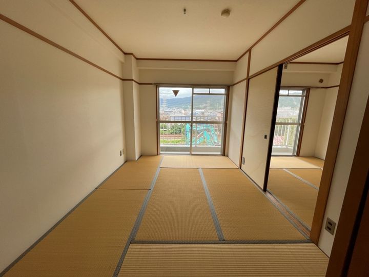 大阪府八尾市天王寺屋2丁目の賃貸マンションの居間