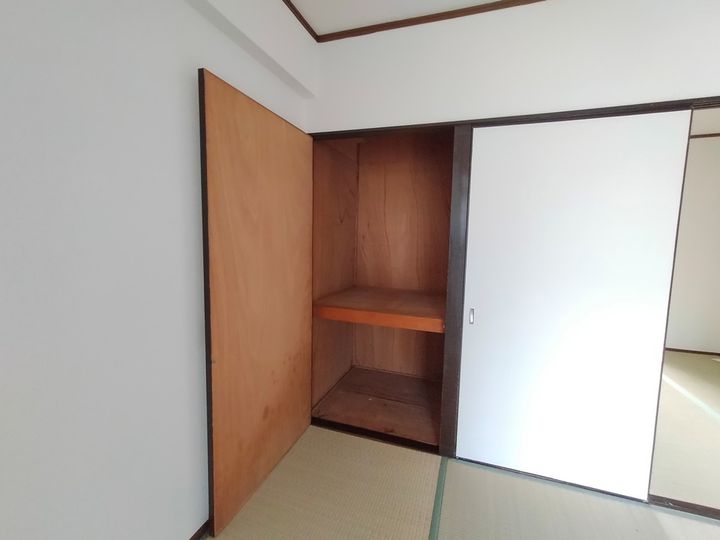 大阪府八尾市教興寺5丁目の賃貸マンションの内装