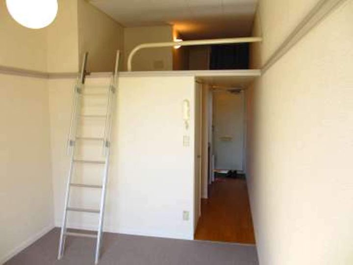 レオパレス友集日の居間