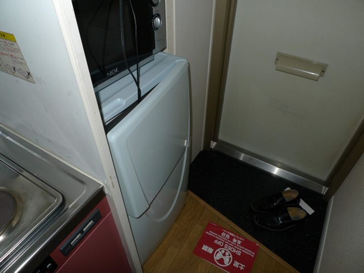 レオパレス友集日の玄関