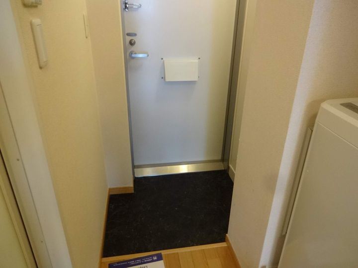 レオパレスヴィラモンドの玄関