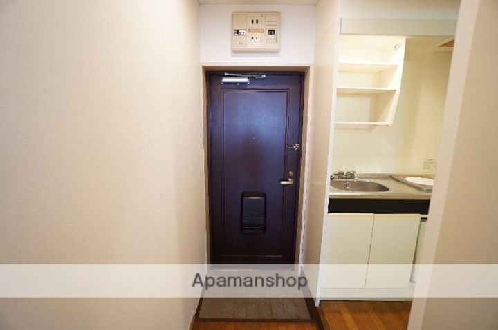 東白マンションの玄関