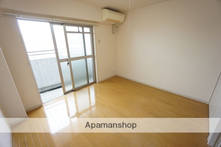 セラフィック・IWTの居間