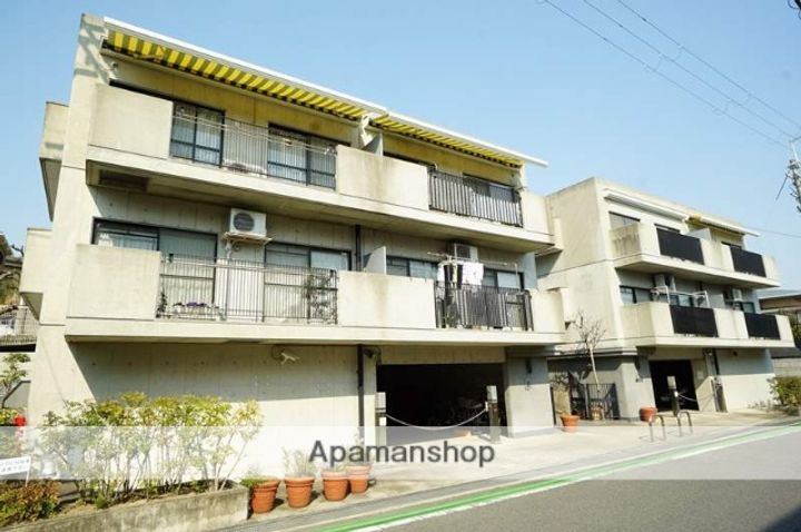 ラジュニール春日丘の外観