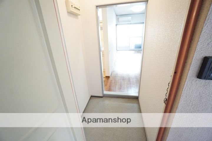 松林マンションの玄関