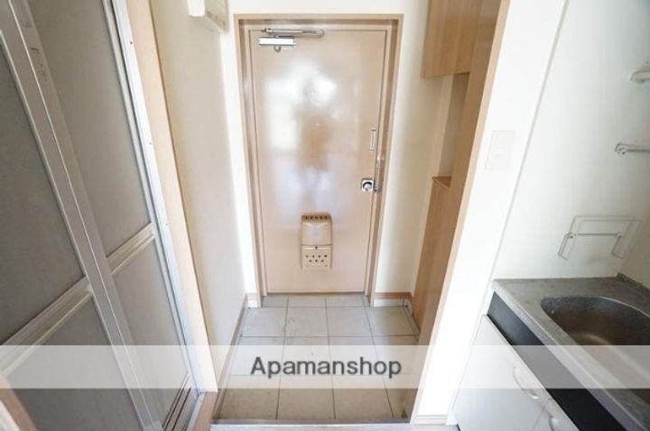 第2華岡マンションの玄関