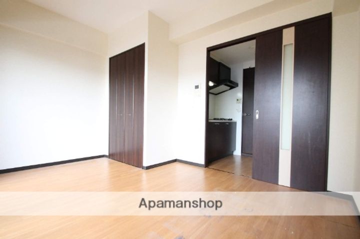 大阪府大阪市淀川区西三国4丁目の賃貸マンションの居間