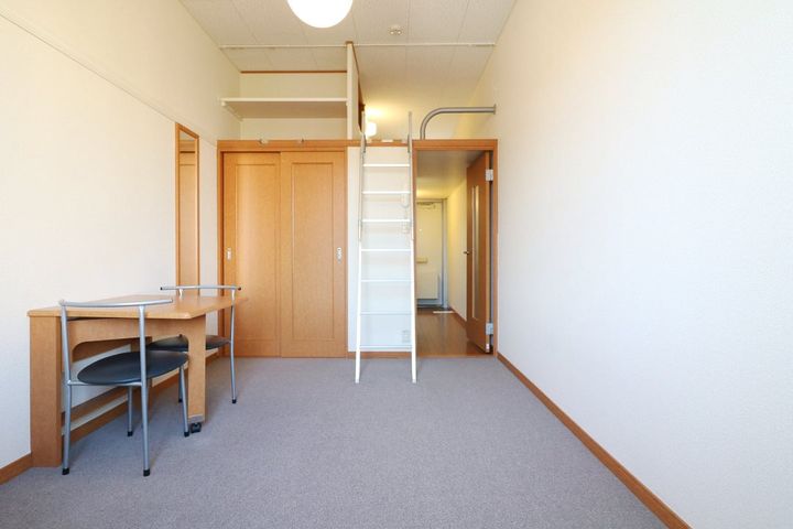 レオパレスつばさの居間