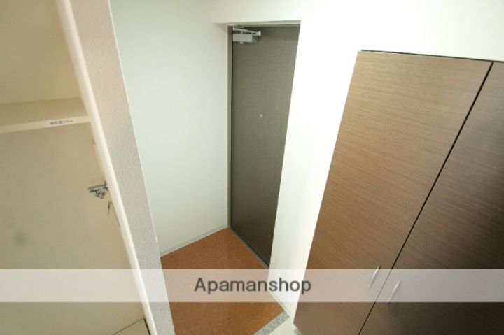 大阪府大阪市淀川区西三国1丁目の賃貸マンションの玄関