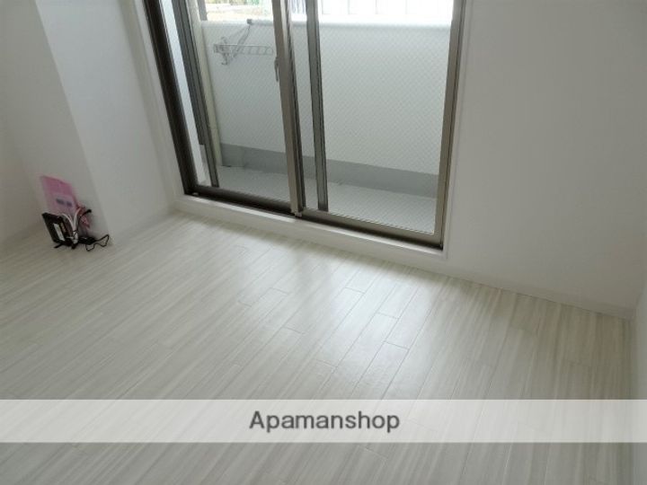 エストゥルースプラス大阪福島の内装