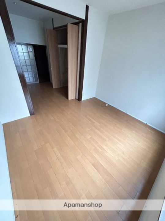 大阪府寝屋川市萱島本町の賃貸マンションの居間