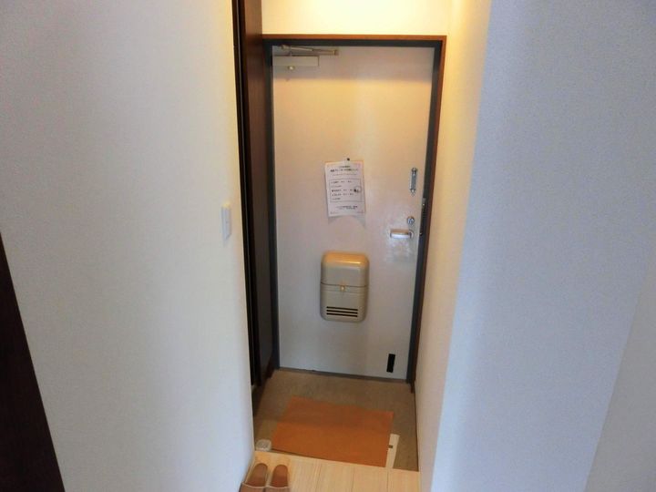 大阪府寝屋川市黒原橘町の賃貸マンションの玄関