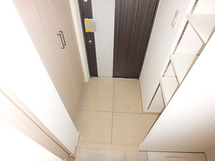 大阪府門真市元町の賃貸マンションの玄関