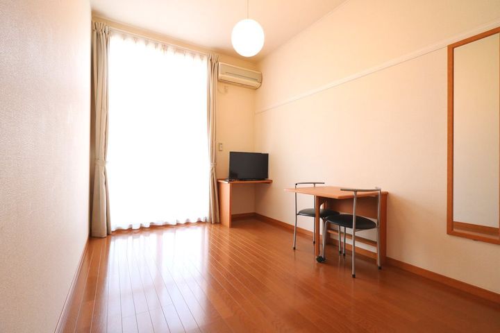 レオパレスヒカリの居間