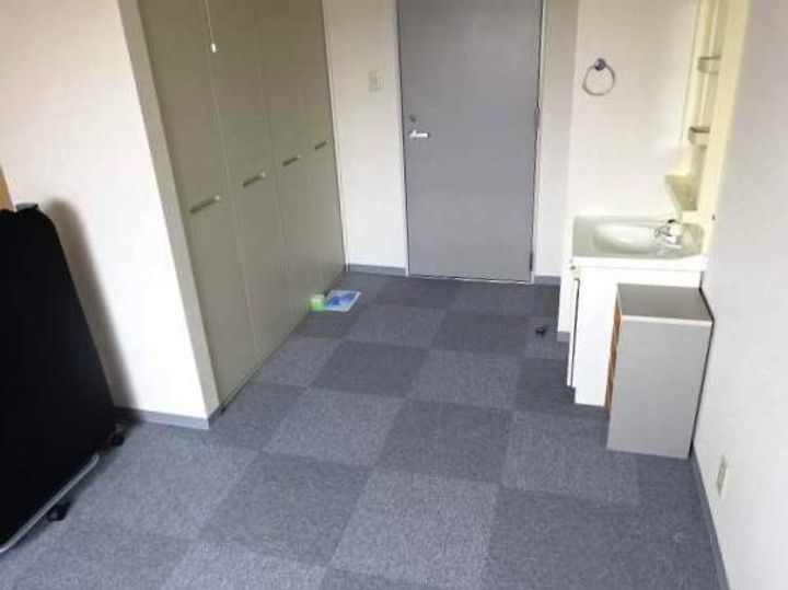 くずは寮232の玄関