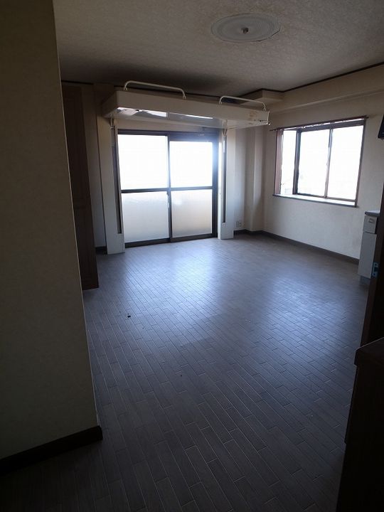 ヤマシンビルの居間