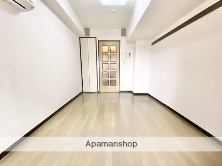 新高ビルの居間