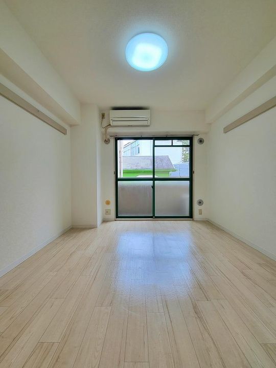 オラシオン山手405号室の居間