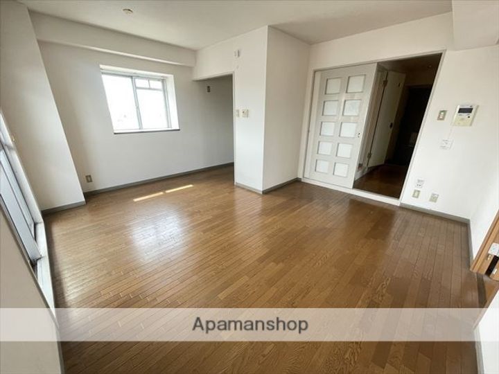 エステート小松の居間