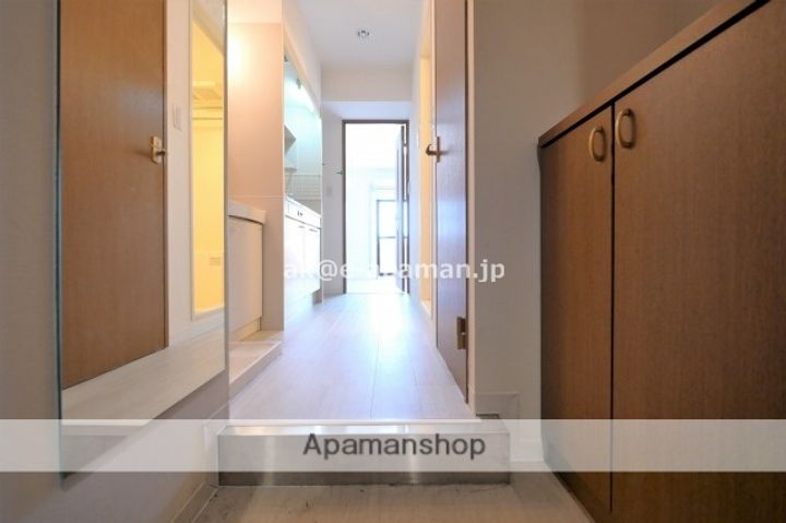 大阪府大阪市北区大淀中1丁目の賃貸マンションの玄関