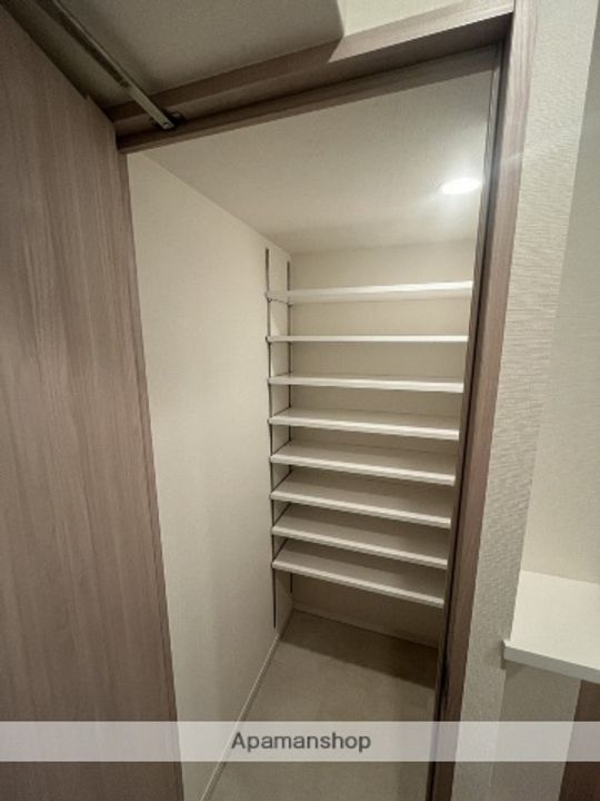 大阪府大阪市北区大淀中5丁目の賃貸マンションの玄関