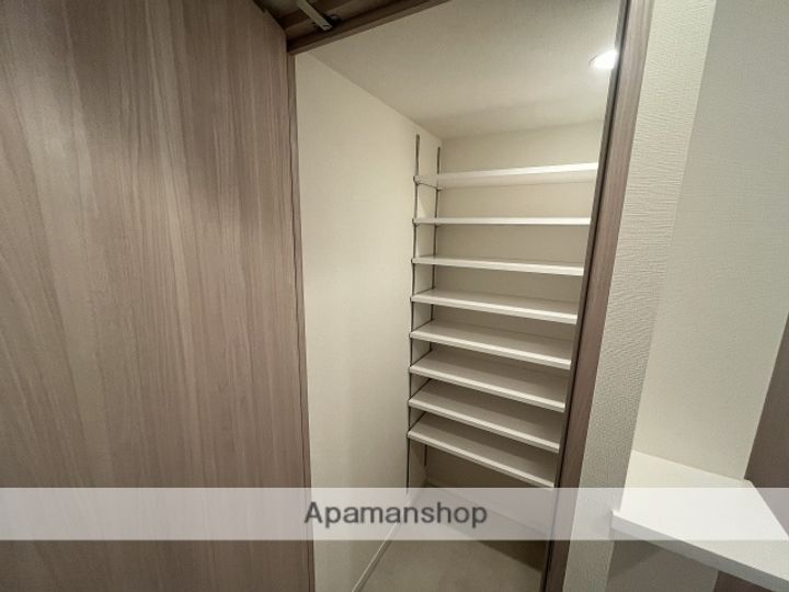 大阪府大阪市北区大淀中5丁目の賃貸マンションの玄関