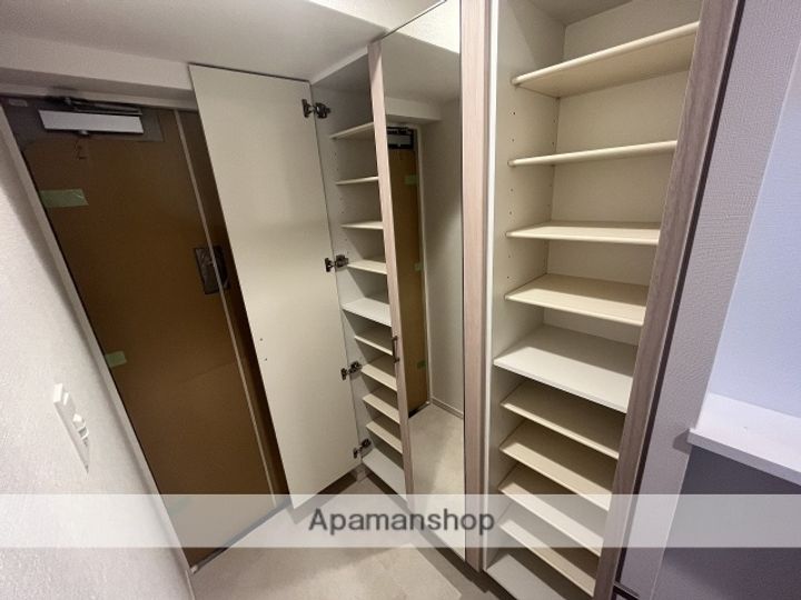 大阪府大阪市北区大淀中5丁目の賃貸マンションの玄関