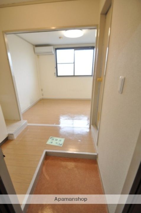 大阪府箕面市粟生間谷東5丁目の賃貸アパートの玄関