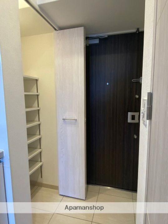 大阪府大阪市中央区日本橋2丁目の賃貸マンションの玄関