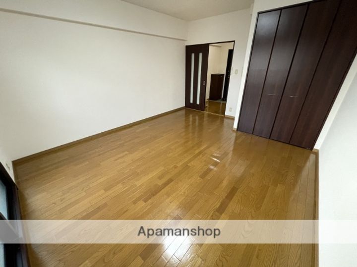 京都府八幡市男山松里の賃貸マンションの居間