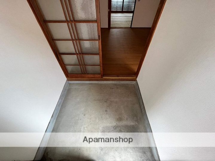 伴ハイツの玄関