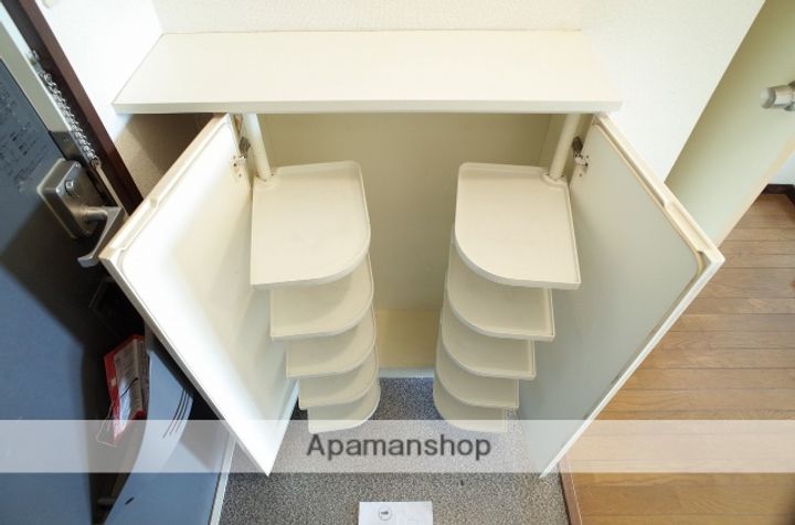 大阪府門真市古川町の賃貸マンションの玄関