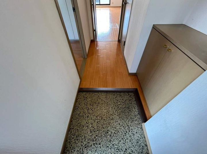 LA FENICE KOKITA102号室の玄関