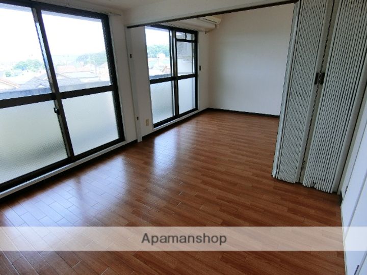 京都府京田辺市大住責谷の賃貸マンションの居間